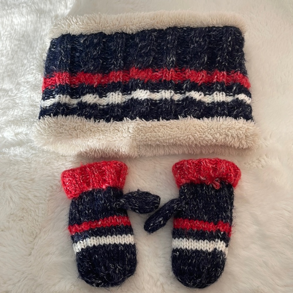 NWOT Zara Baby neck warmer/mittens set